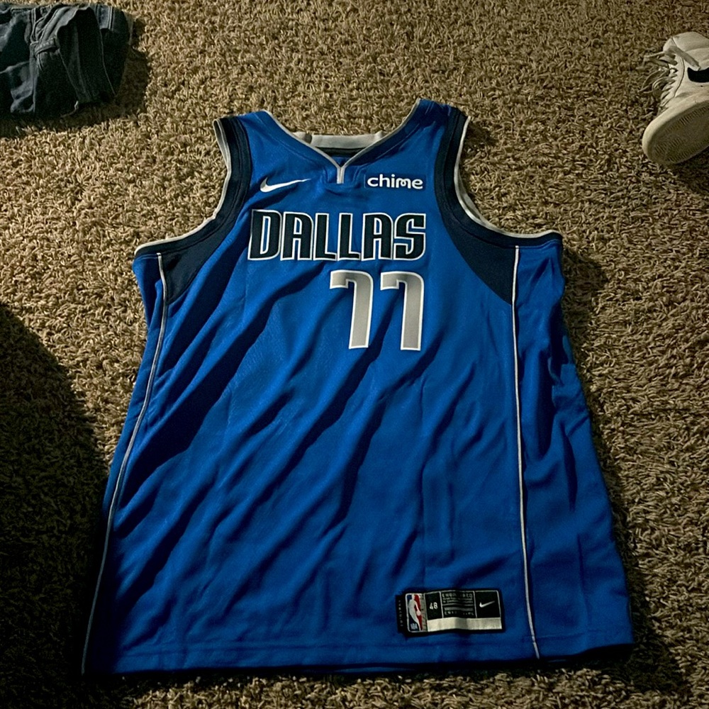 Luca doncic jersey. Size 48 L. #77. Nike